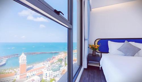 One-Bedroom Apartment with Sea View and Balcony