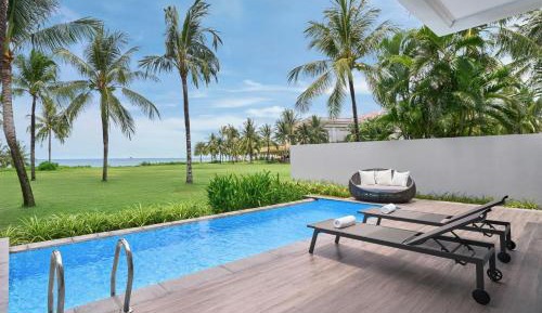Four-Bedroom Villa with Balcony and Ocean View, Private Pool