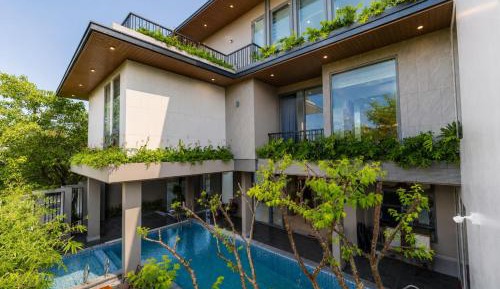 Villa with Garden View