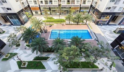 Four-Bedroom Apartment with Balcony 