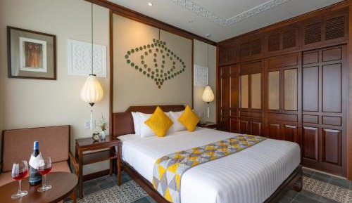 Essence Family Connecting Suite, Bathtub, Balcony with Courtyard View