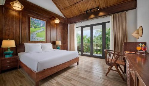 Queen Room with Pool View