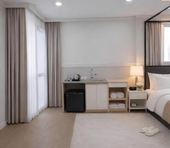 Standard Queen Room