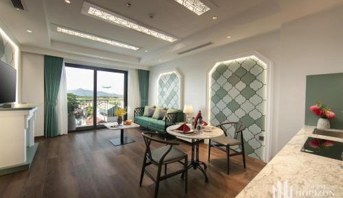 Luxury Suite with Bathtub and Kitchen