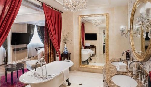 Opera Wing Grand Prestige King Suite