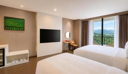 Deluxe Room with One King Bed and One Single Bed - Balcony/Mountain View/Non-Smoking