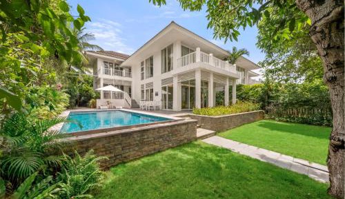 Villa with Garden View