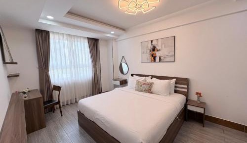 Three-Bedroom Apartment with Balcony