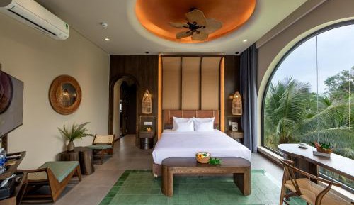Suite with Pool View