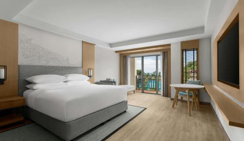 Larger Guest room, 1 King, Pool view