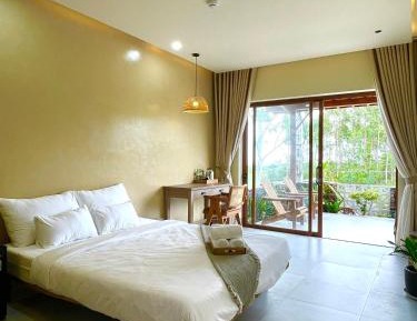 Deluxe Double Room with Side Sea View