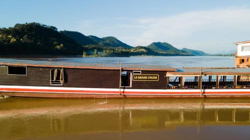 Mekong Villa + 2days/1night cruise (Houeixai - Pakbeng - Luang Prabang)