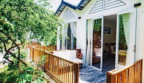 Bungalow with Garden View