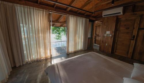 Bungalow - Water Front 