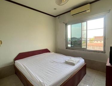 Single Room with Shared Bathroom