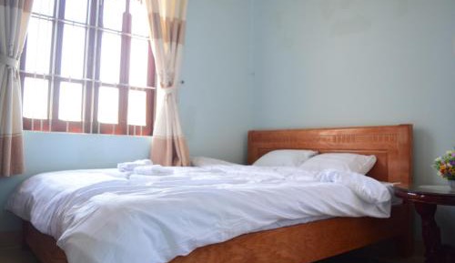 Queen Room with Shared Bathroom