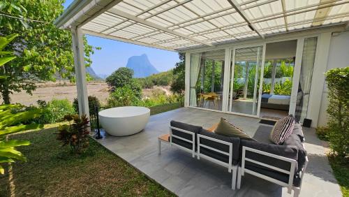 Double or Twin Room with Mountain View