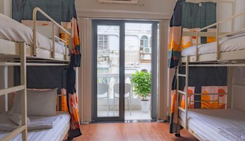 Single Bed in Mixed Dormitory Room