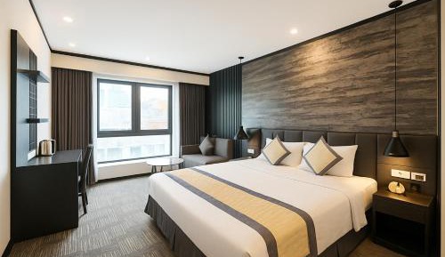 Executive Suite with Bathtub & City View
