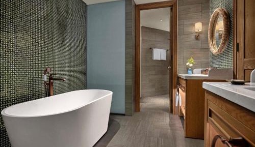 Admiral Suite with Balcony and Ocean Front  View - Club Lounge Complimentary 