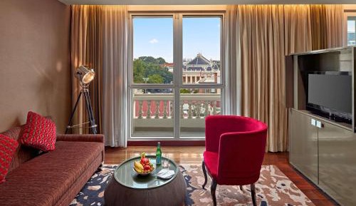 Junior King Suite with Opera House View