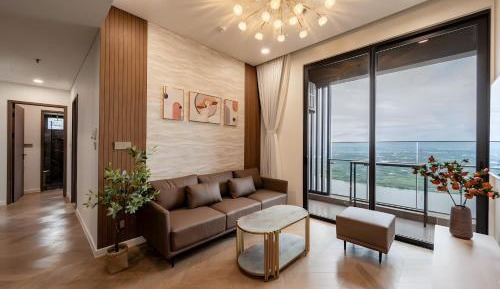 Three-Bedroom Apartment with Balcony