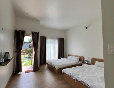 Family Room with Garden View