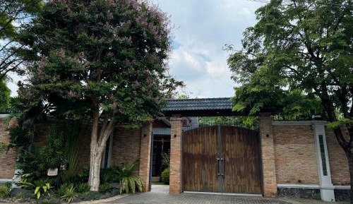 Villa with Garden View
