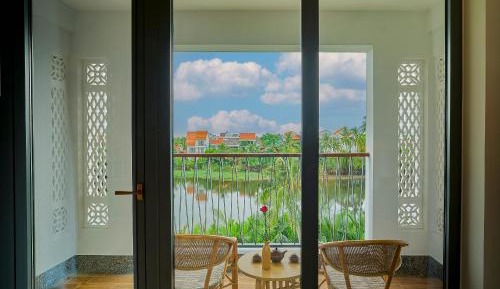Little Oasis Balcony Garden / River