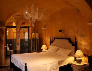 Signature Exclusive Suite – Top Floor with Balcony & Bathtub