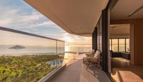 Suite Oceanfront with Bathtub 