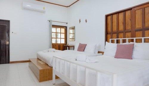 Quadruple Room with Side Sea View