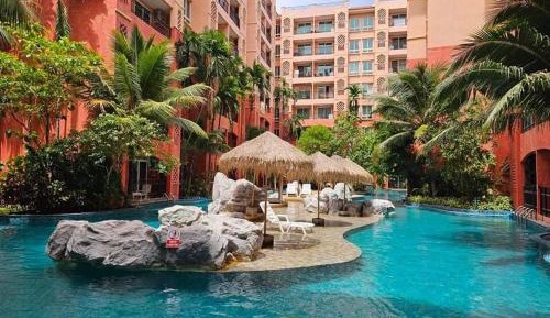 Apartment with Pool View 