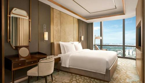 Landmark Panoramic King Suite - Club Lounge Access