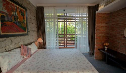 Queen Room with Shared Bathroom