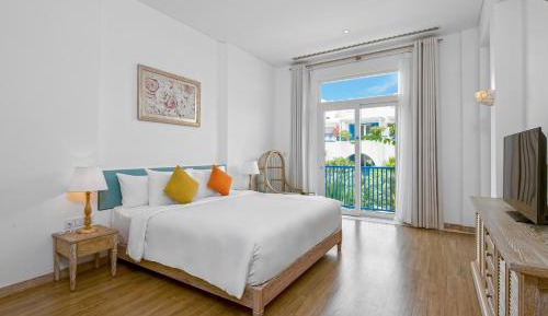 Santorin Suite with Balcony - Pool/City View