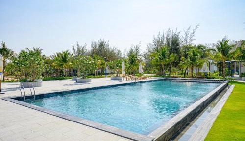 Bungalow with Pool View