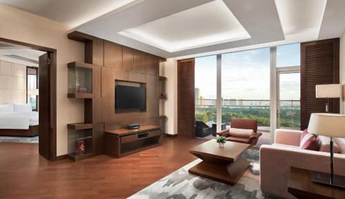 Executive Suite Balcony, Executive lounge access, 1 King, Lake View