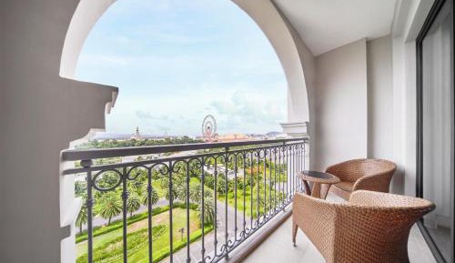 One-Bedroom Senior Suite with Garden View