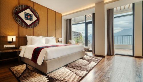 Executive Suite King Room with Mountain View
