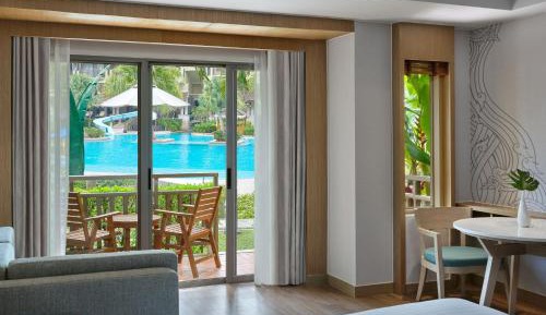 Larger Guest room, 1 King, Pool view, Terrace