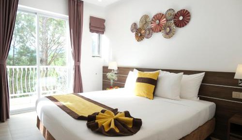 Deluxe Double Lake View Room