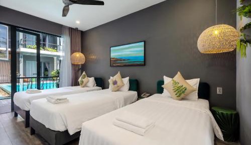 Deluxe Triple Room with Pool View