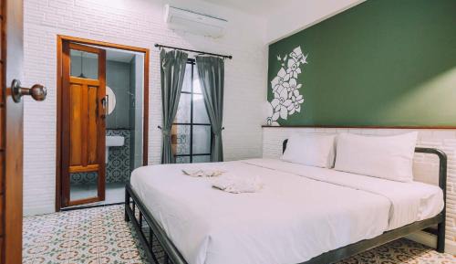 Deluxe Room (2 Adults + 1 Child)