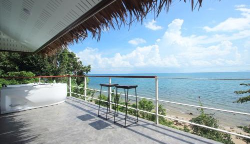 Deluxe Beach Front Villa with Jacuzzi