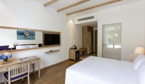 Elite Deluxe King Room with Balcony - Pool/City View