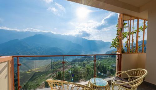 Deluxe Twin Room with Balcony and Mountain View