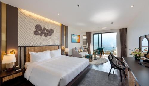 Premier Queen Room with Balcony and Mountain View