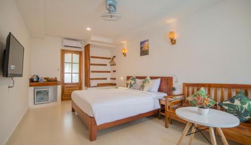 Deluxe King Room with Pool View
