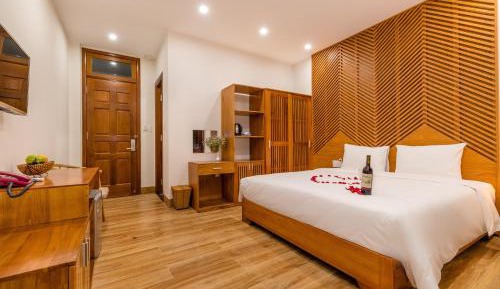 Deluxe Queen Room with Balcony